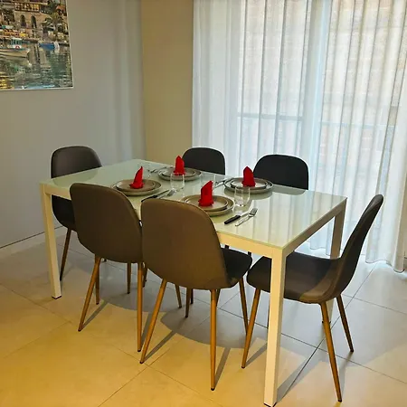Stylish 2 Bedrooms In Apartment *