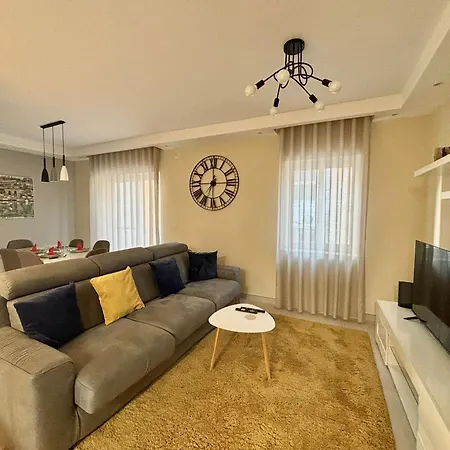 Stylish 2 Bedrooms In *