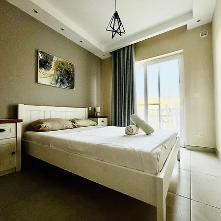 Stylish 2 Bedrooms In *